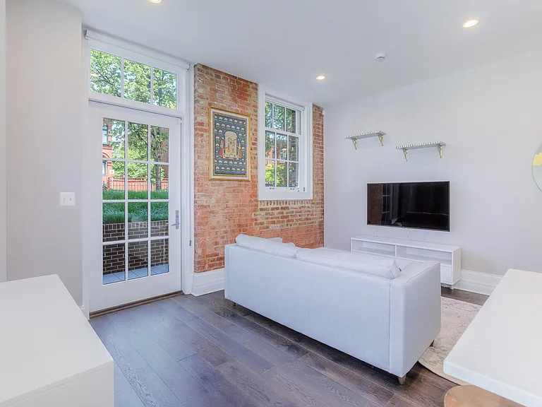 901 D St NE #1 — Photo 19