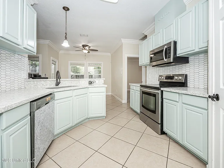 15208 Lisa Dr — Photo 19