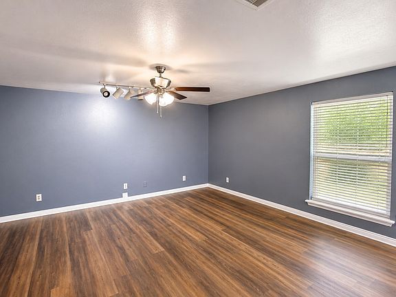 2nd image of 604 Holly Ln