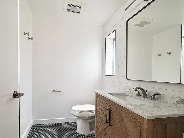 5644 1/2 Aldama St — Photo 11