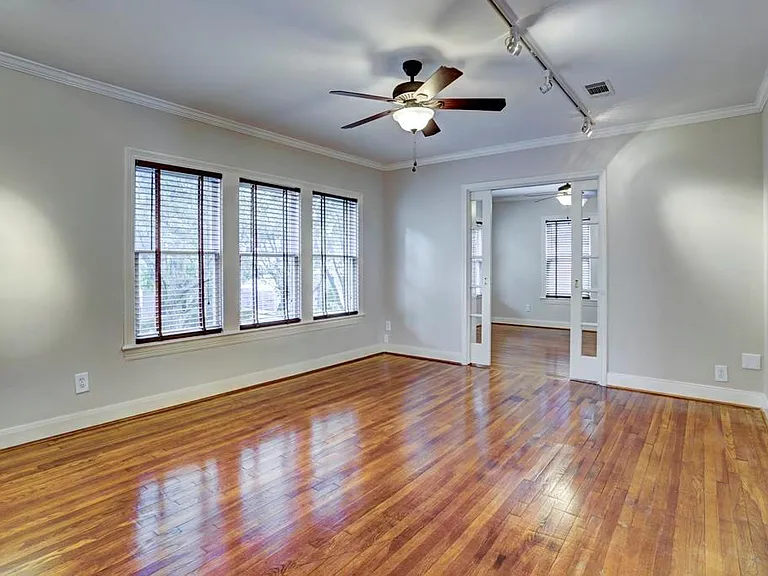 2127 Bartlett St — Photo 4