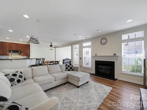 415 Foilage Ct, Lake Wylie, SC 29710