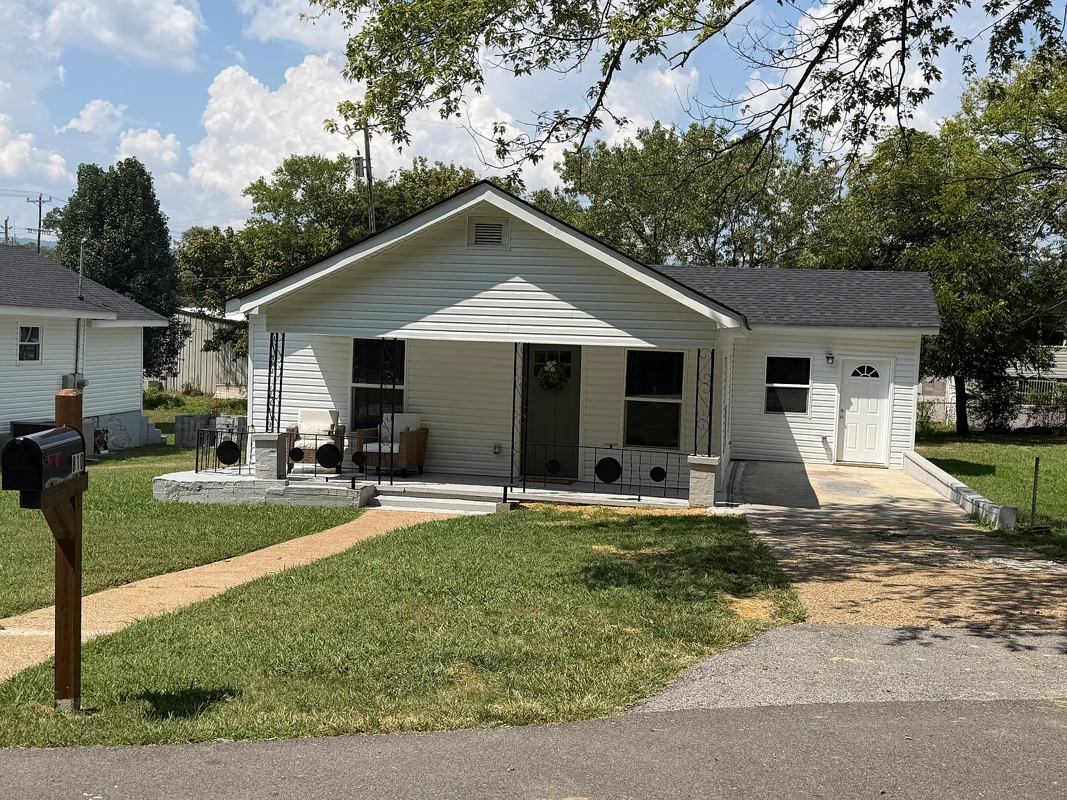 4 bed, 1.5 bath, 1200 sqft, $2,100 — Photo 3