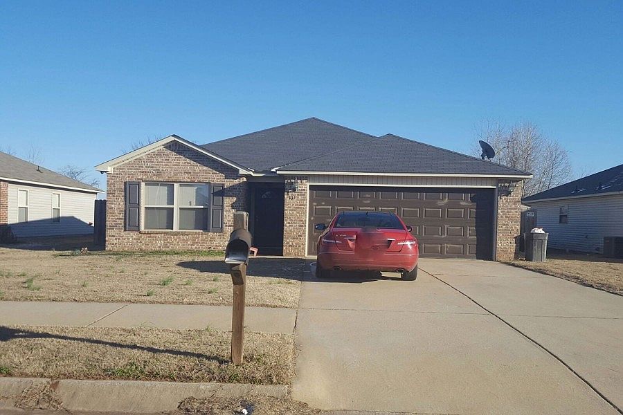1st image of 301 Saunders Dr