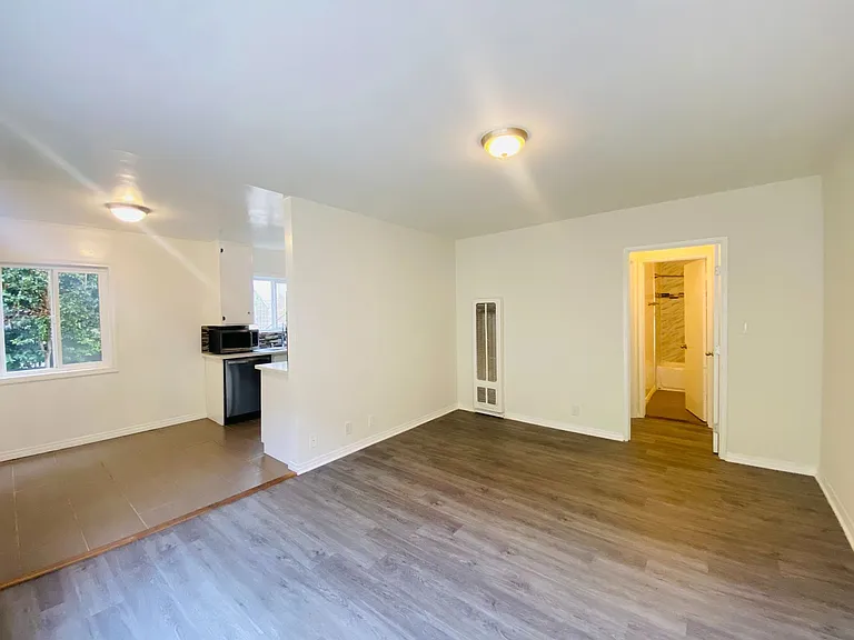 1319 Barry Apartments — Photo 7