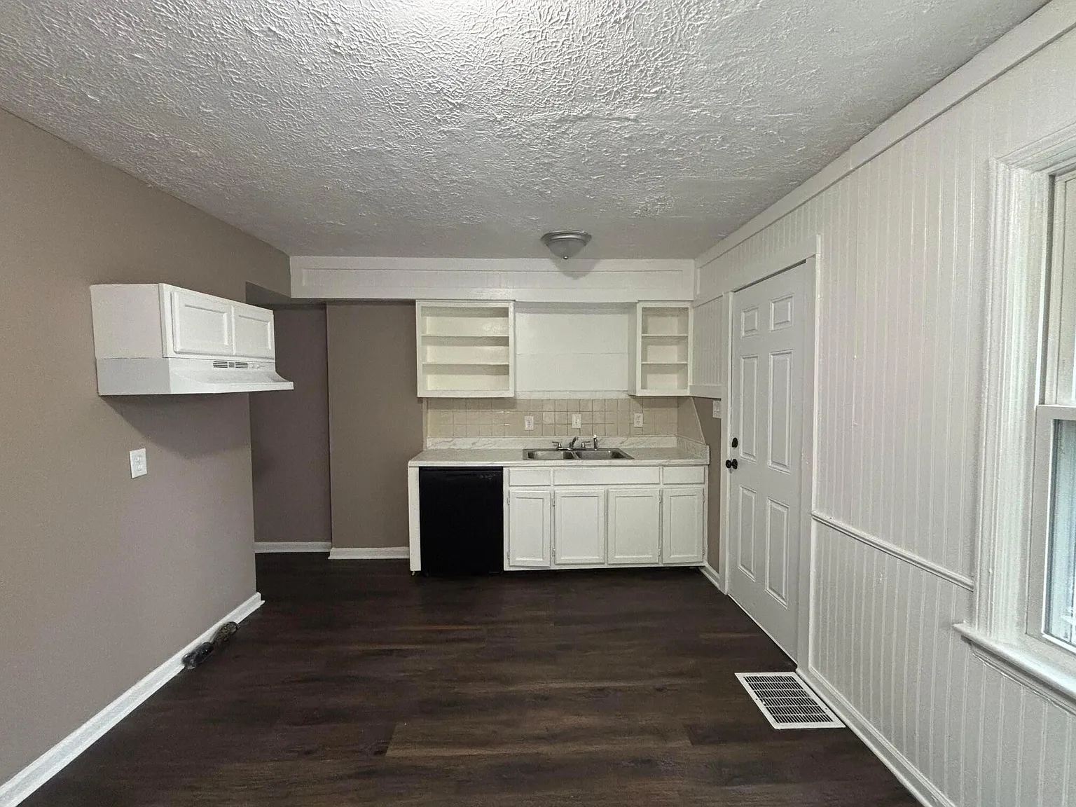 2 bed, 1.0 bath, 1457 sqft, $1,100 — Photo 3