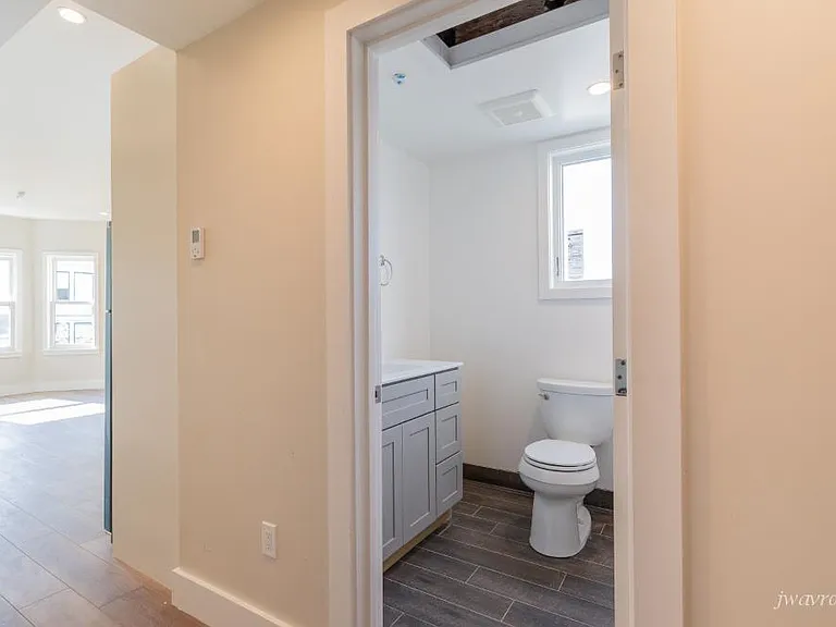 537 Valencia St #4 — Photo 10