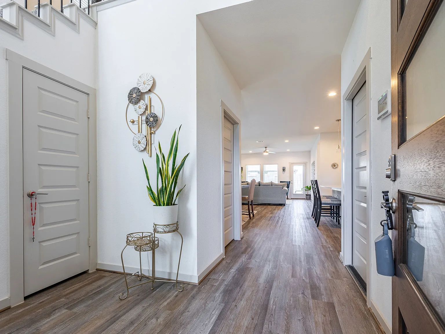 4 bed, 2.5 bath, 2344 sqft, $2,600 — Photo 2