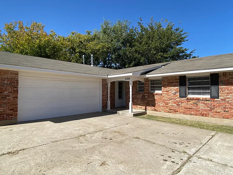 5709 NW Briarwood Dr — Photo 2
