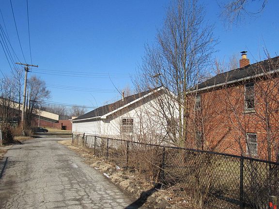 4th image of 2468 Johnson St