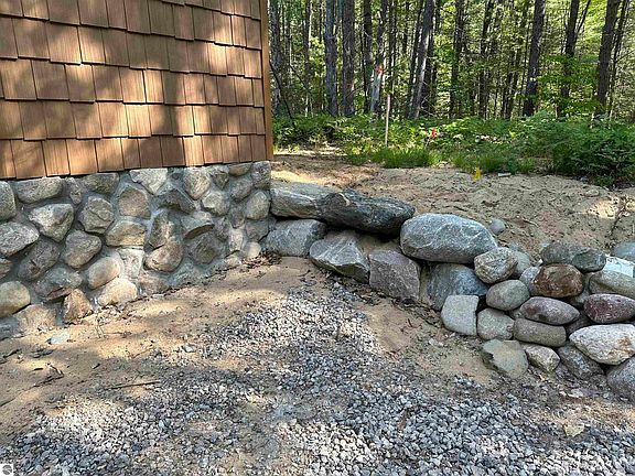 4th image of 2599 Birchcrest Dr