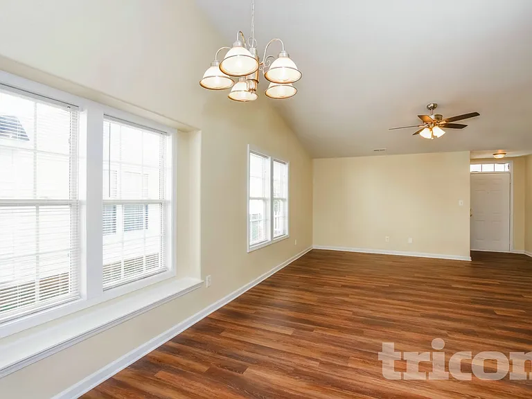 10437 Hugue Way — Photo 4
