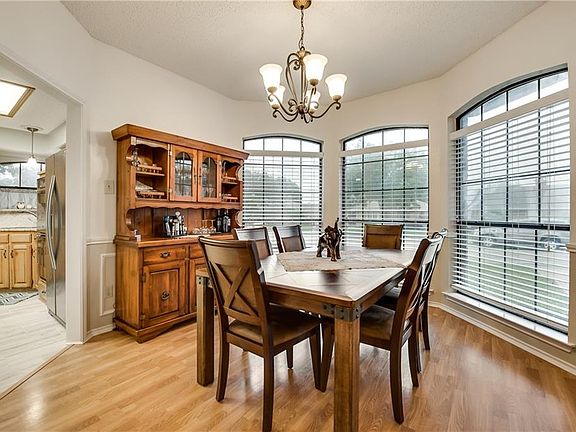 5th image of 1911 Robin Meadow Dr