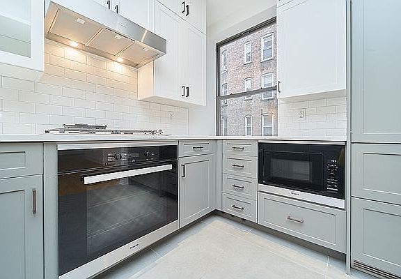 5th image of 325 W 93rd St #5A