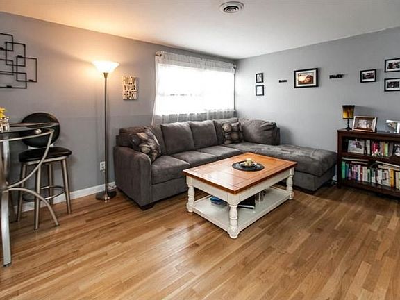 2ND LEVEL MASTER NOW USED 2ND FAMILY RM (DAUGHTERS)