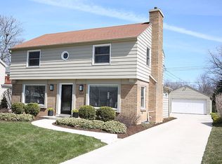 7206 N Crossway Rd, Fox Pt, WI 53217