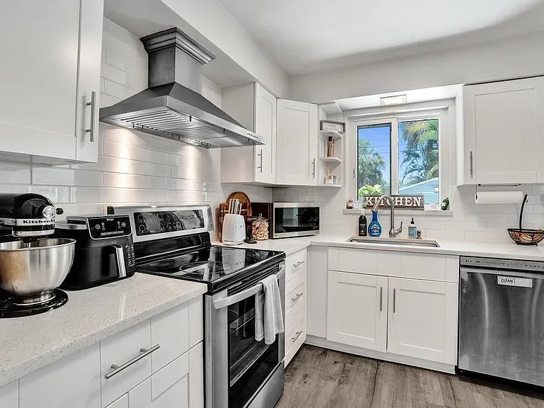 3201 SW 16th Ct — Photo 5