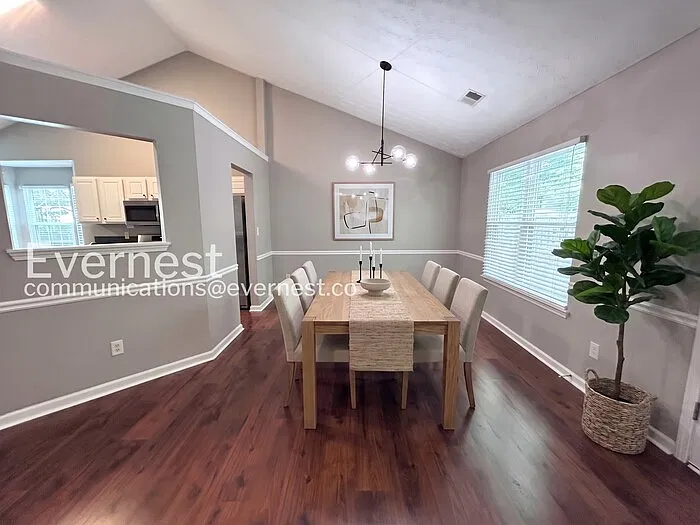3 bed, 2.0 bath, 1907 sqft, $2,000 — Photo 3