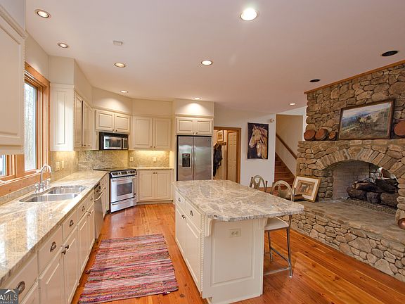 4th image of 4000 Booth Rd NE