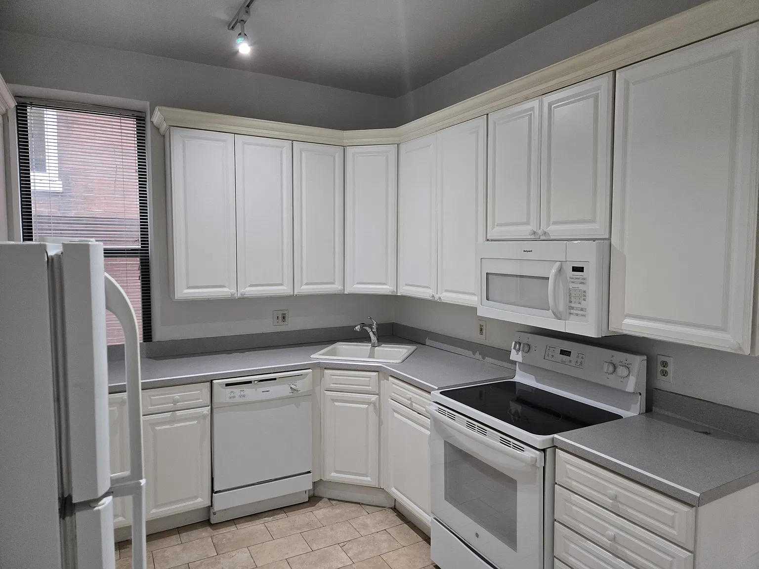 1E: 4362 McPherson Ave - B — Photo 3
