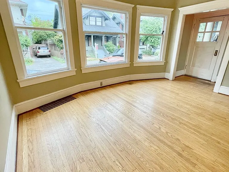 Lovely 1+ Bedroom Apt in Old-Portland Building off of Hawthorne — Photo 3
