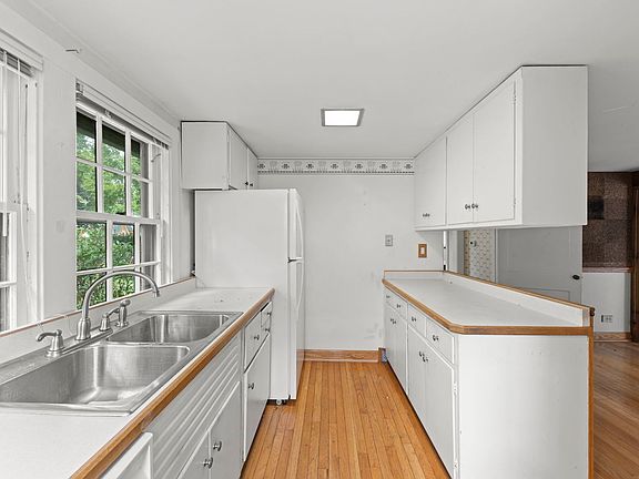 5th image of 330 S Julian St