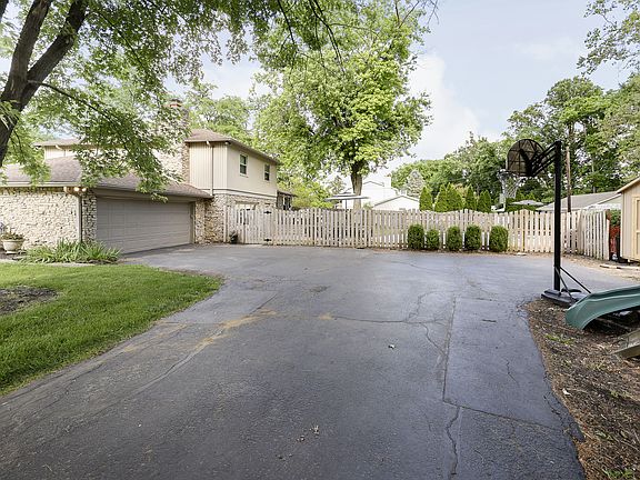 3rd image of 6229 Lands End Ln