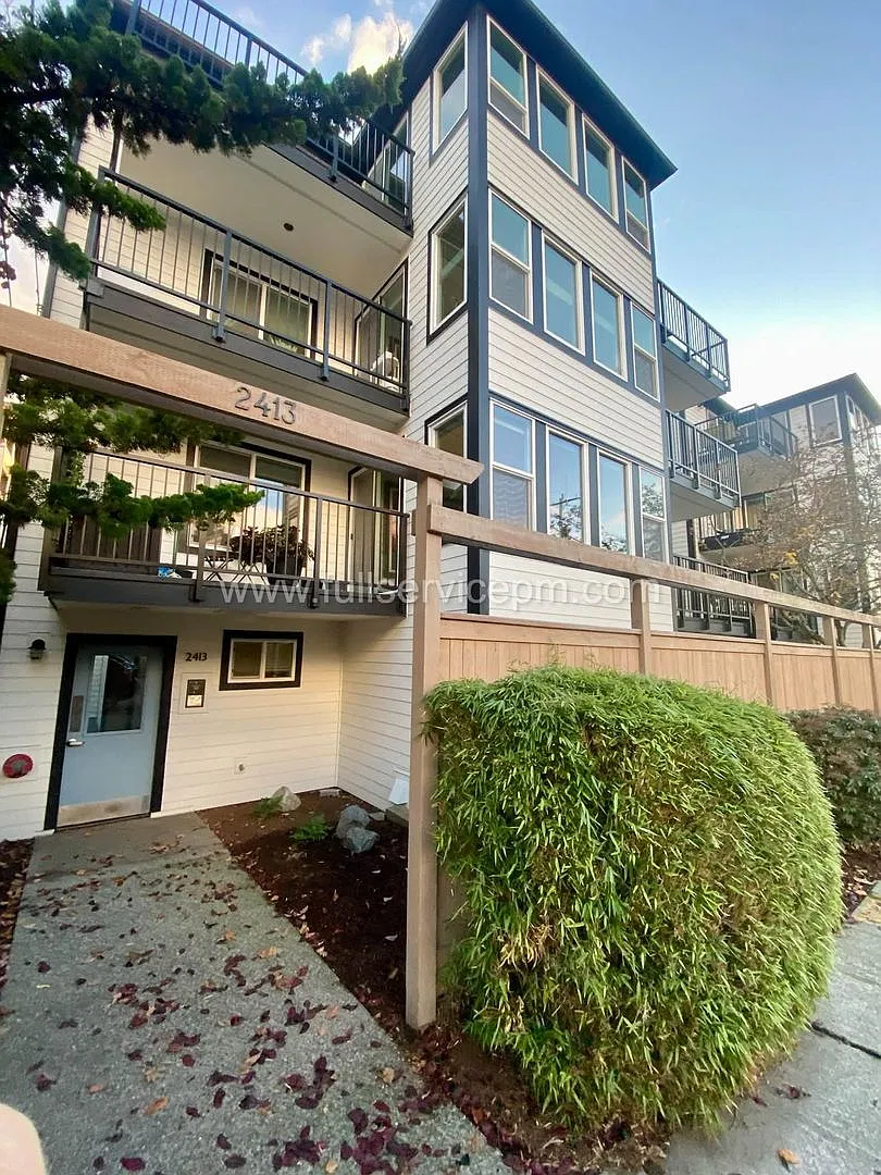 Watch the Sunsets! Ballard Condo w/large deck, Hardwood Floors & Walk-to-Everything Location — Photo 2
