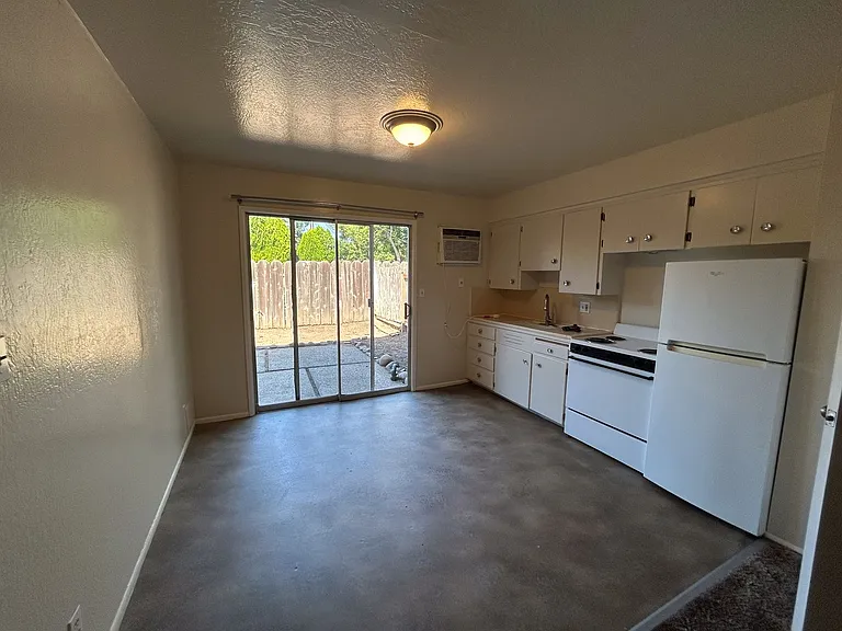 1748 Neal Dow Ave — Photo 14