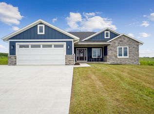 121 Redwood Dr, Cascade, IA 52033