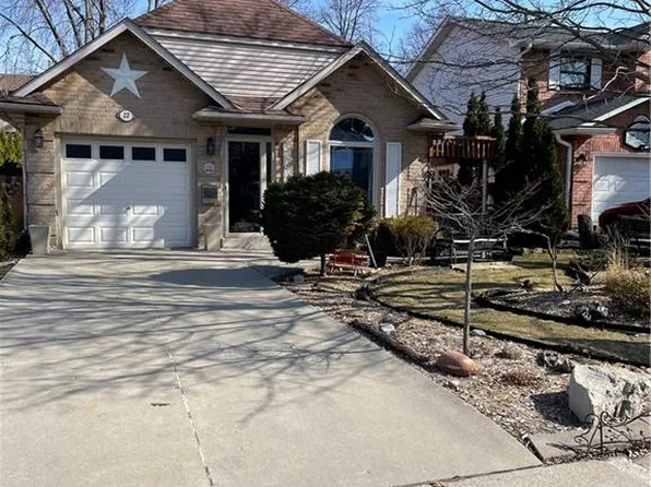 22 Novoco Dr, Hamilton, ON L9C 7E8