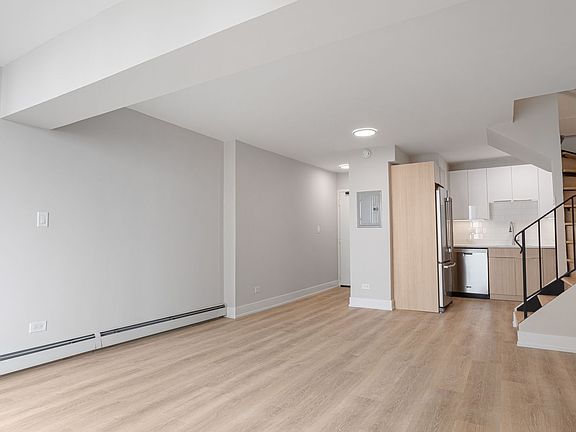 3rd image of 6166 N Sheridan Rd APT 6G