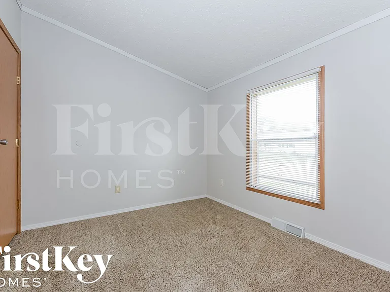 3304 N Spring St — Photo 12