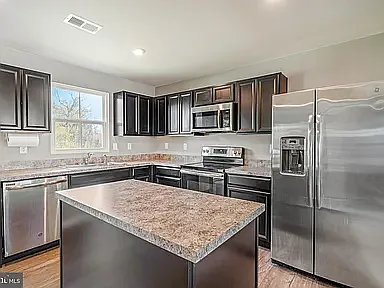 3 bed, 2.5 bath, 1225 sqft, $2,300 — Photo 4