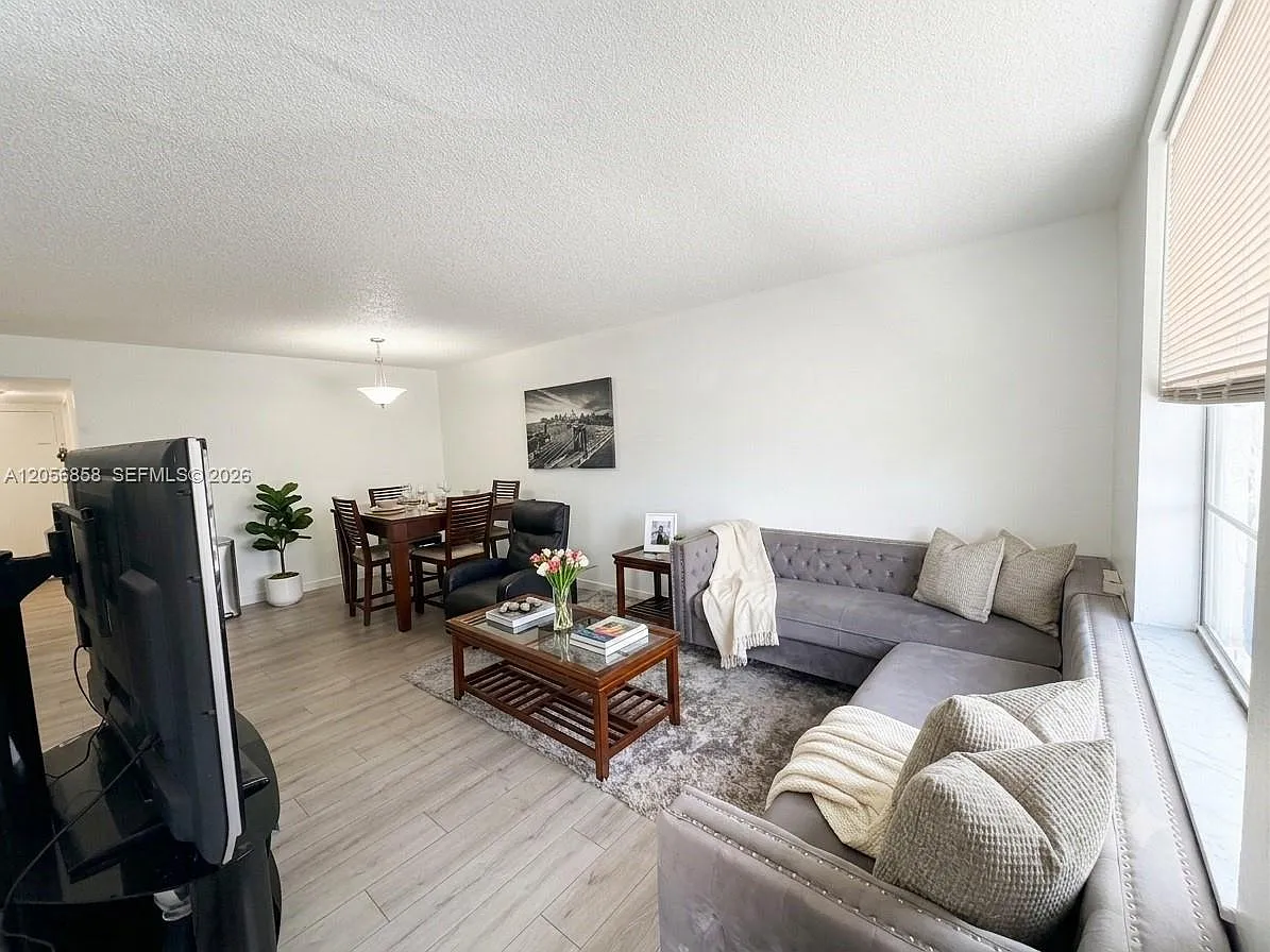 Westland Gardens Condo — Photo 2