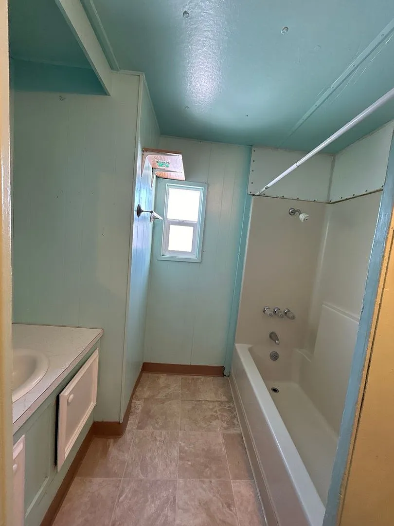 2 Bedroom / 1 Bathroom Manufactured Home in Metolius Oregon — Photo 2