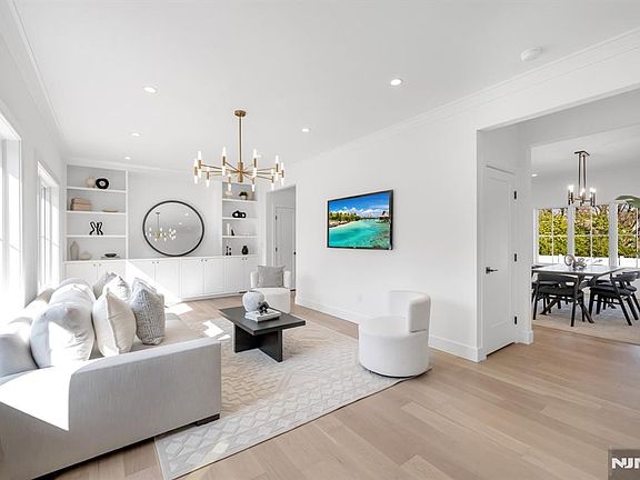 3rd image of 12 Cameron Rd