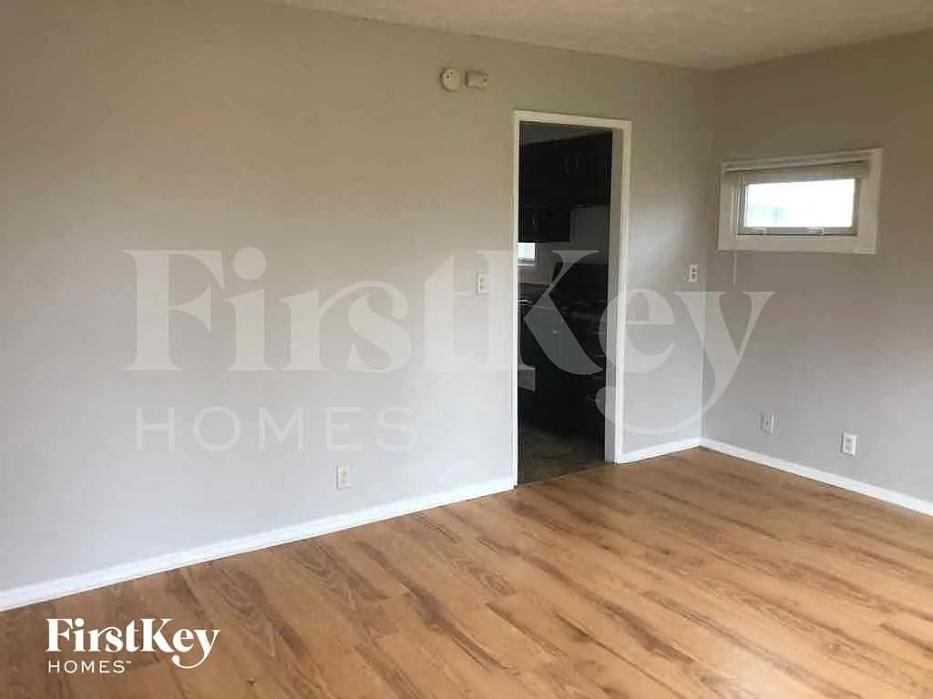 3 bed, 1.0 bath, 975 sqft, $1,560 — Photo 3