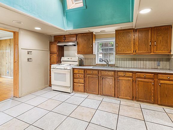 4th image of 105 E Arlington Ave