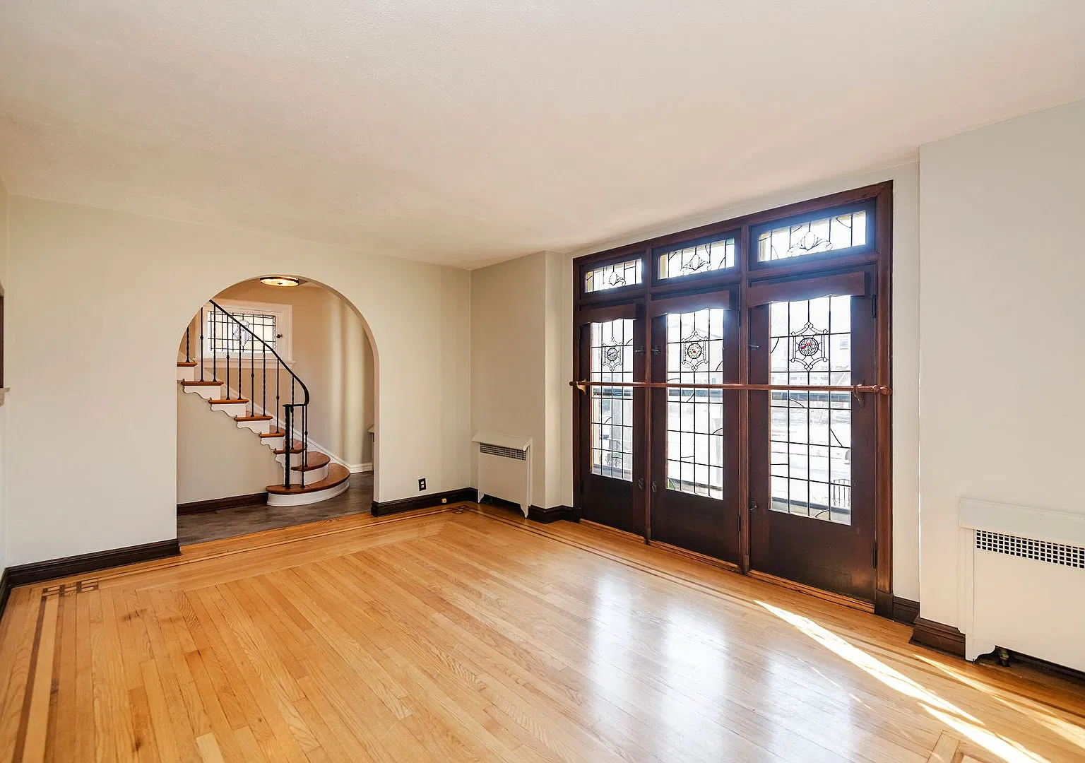 Beautiful 3 Bedroom 2 Bathroom Home — Photo 3