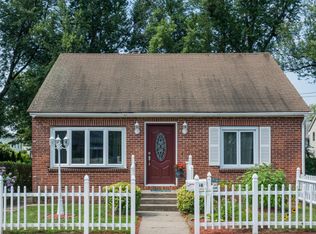 66 Davis St, Holyoke, MA 01040