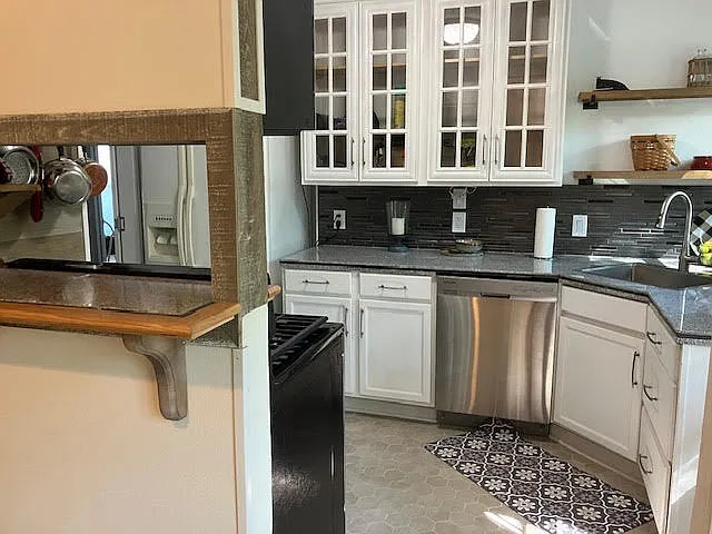 3 bed, 1.5 bath, 1400 sqft, $2,300 — Photo 4