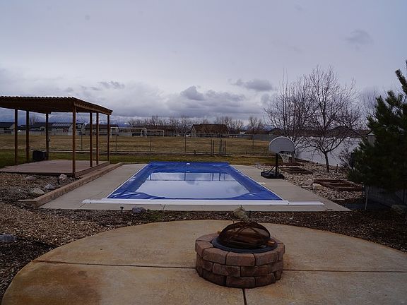 Fire pit area & pool