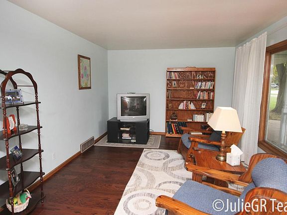 2nd image of 194 Sunnyview Dr