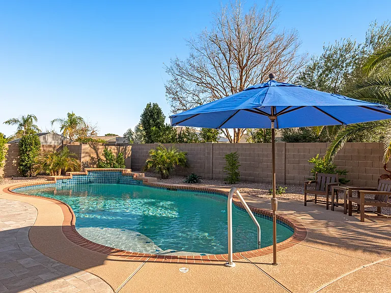 18445 W Mauna Loa Ln — Photo 3