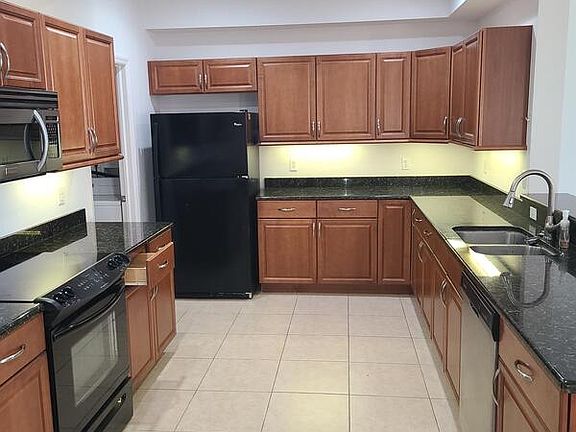 4th image of 624 Wells Ct Unit 401