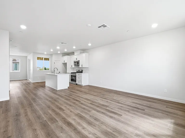 3818 E Commerce Way — Photo 23