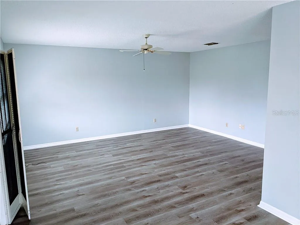 1906 Canterbury Ln — Photo 3