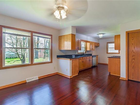 5th image of 34 Cortland Cir