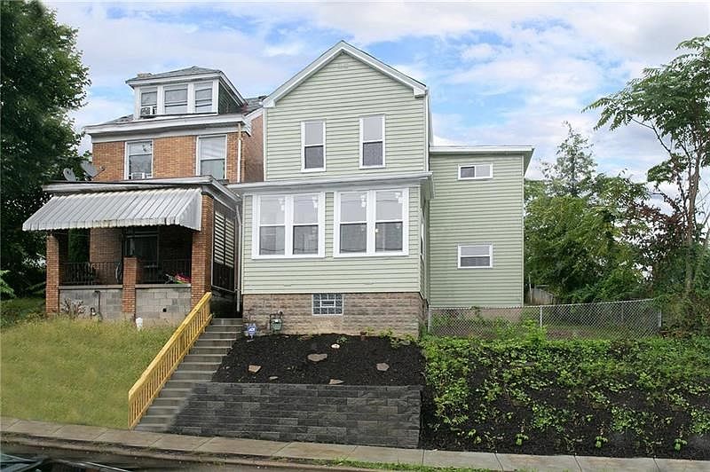 Welcome to 327 Edith St. in Mt. Washington.  Minutes to Downtown PGH, Shopping and Restaurants!